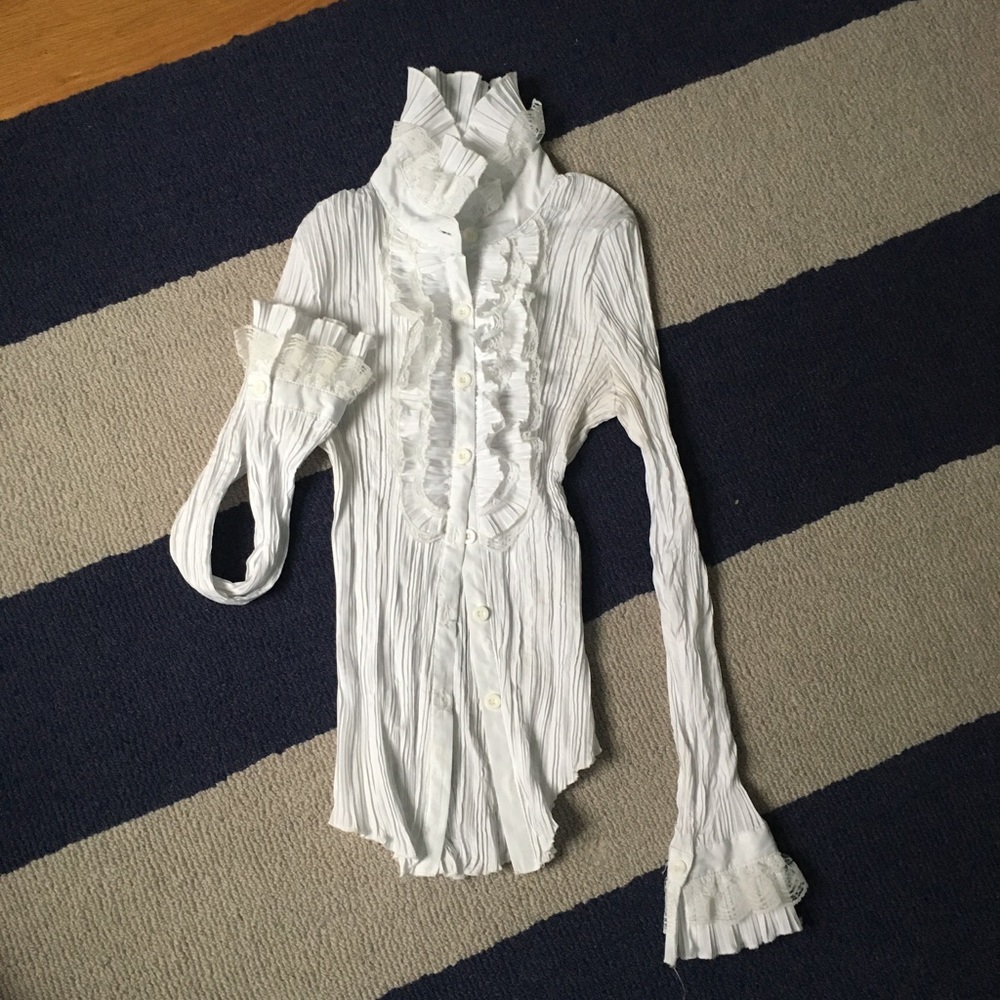 EUC Blouse w Lace details.